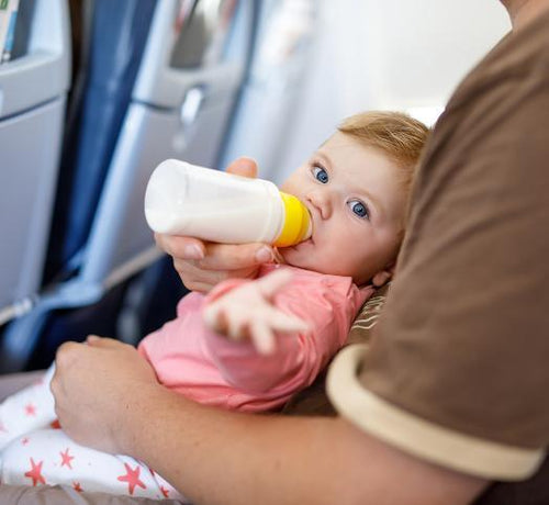Un padre le da el biberón a su hija mientras viajan en avión - Mustela España - 1