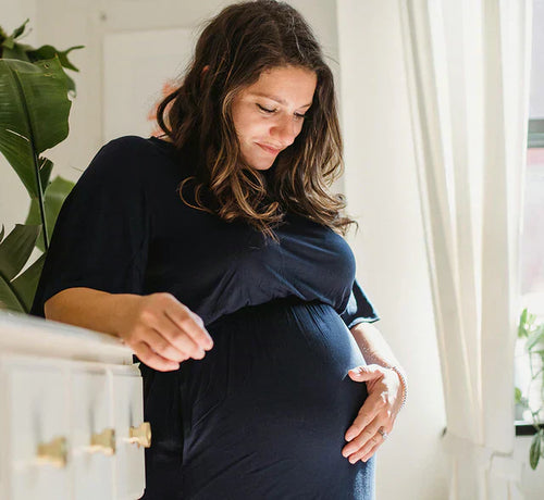 Mujer embarazada de 9 meses - Mustela España - 1