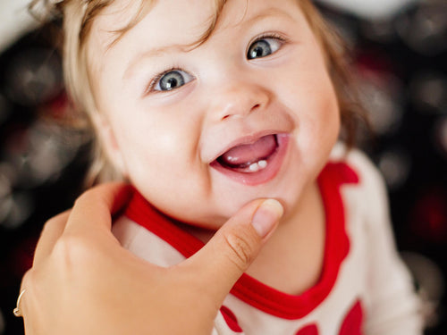 Bebé niña a que esta con el crecimiento de los dientes o proceso de dentición. - Mustela España - 1