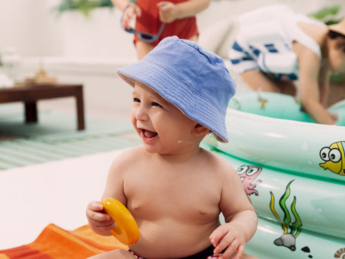 Bebé en bañador y gorro de sol - Mustela España - 1