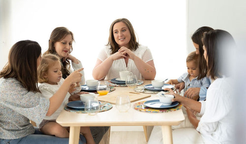Madres y sus hijas comiendo en una mesa. - Mustela España - 1