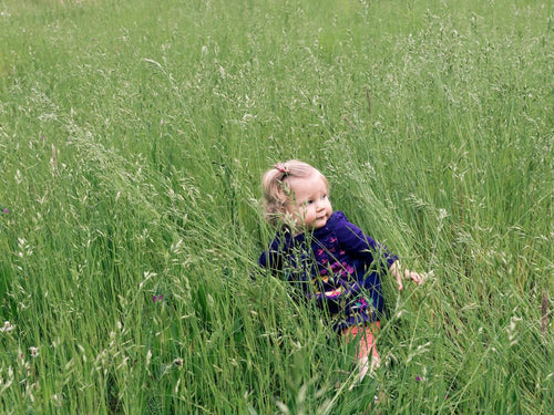 Niña caminando sobre el césped - Mustela España - 1