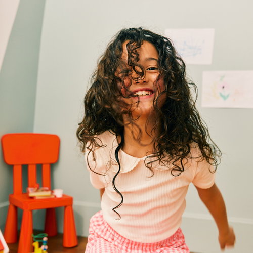 Cuidado del pelo largo en niños: rutina completa, peinados y trucos anti-nudos - Mustela España - 1