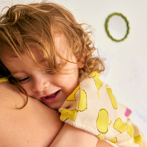 Cuidado del pelo rizado del bebé: rutina completa, productos y consejos - Mustela España - 1