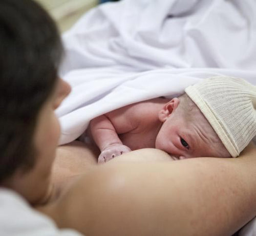 Una mamá da el pecho por primera vez a su hijo recién nacido por los beneficios del calostro - Mustela España - 1