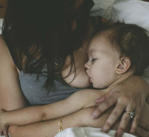 Lactancia materna: una bebé alimentándose del pecho se su madre. - Mustela España - 1