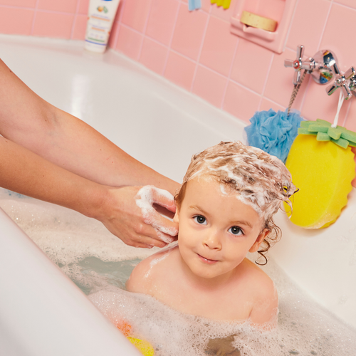 madre lavando el pelo al bebé en una bañera - Mustela España - 1