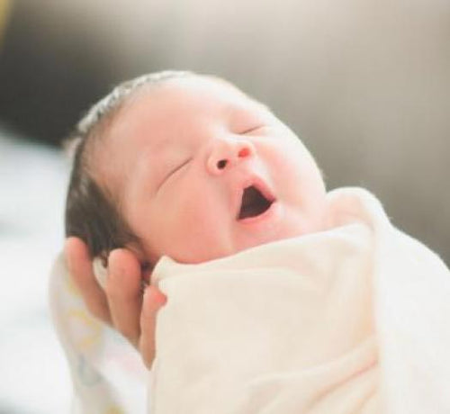 Un recién nacido dormido después de que lo hayan bañado con productos para la higiene para bebés Mustela - Mustela España - 1