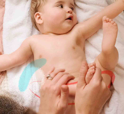 Un bebé tumbado hacia arriba estirando las piernas - Mustela España - 1