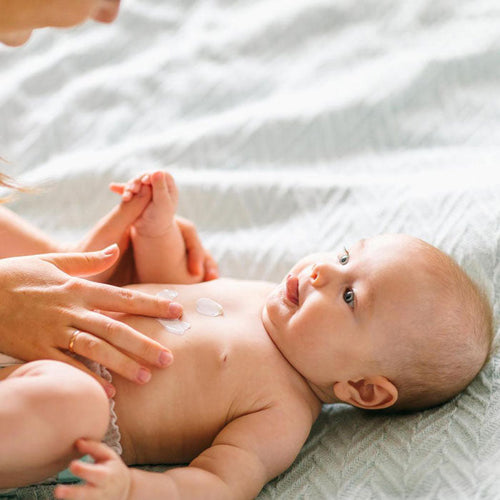 Mamá masajeando a su bebé con crema. - Mustela España - 1