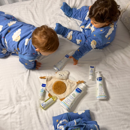Dos bebés en una cuna con la rutina Mustela y pijamas de molis&co - Mustela España - 1