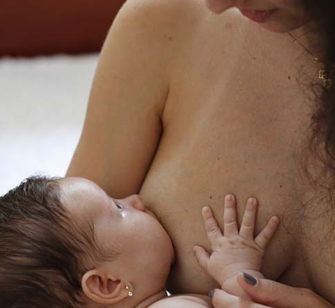 mamá amamantando a su bebé  - Mustela España - 1