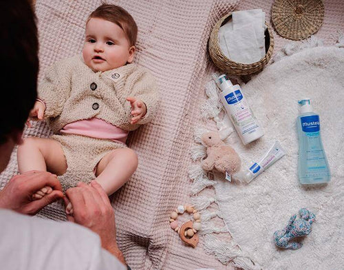 Cambio_de_panal_bebe_nino_53481857-3876-43c8-846a-f7f5132de9fe - Mustela España - 1
