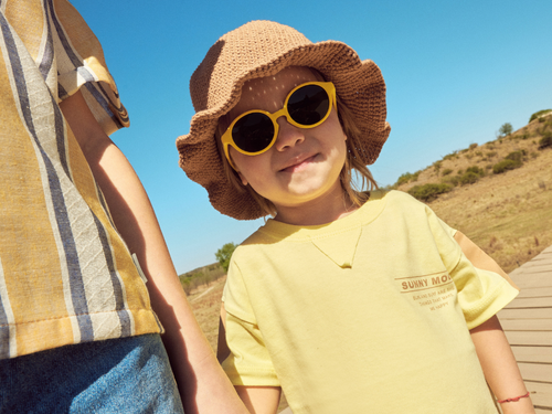 Bebé entre 1 y 2 años disfruta de un día soleado en el parque con las gafas de sol aguacate de Mustela by Parafina en color amarillo. - Mustela España - 13