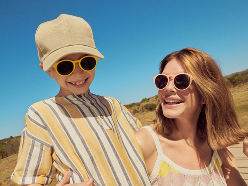 Una mamá disfruta del verano con su hijo, mientras llevan gafas de sol Mustela para proteger sus ojos de los rayos del sol. - Mustela España - 4