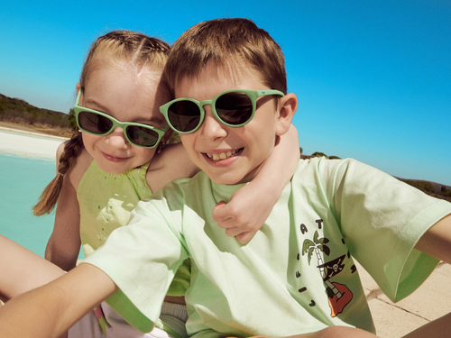 Gafas de sol Mustela para niños de 6 a 10 años de color verde. slider - Mustela España - 2