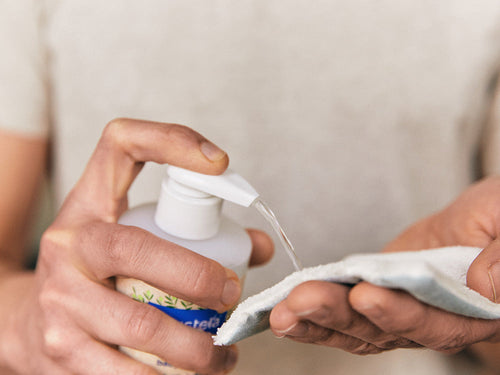 Padre aplica un poco de agua micelar Mustela en una toallita como desmaquillante - Mustela España - 5