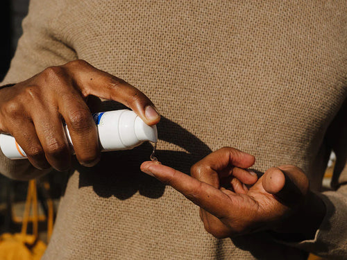 El bote de gel de árnica de Mustela tiene un dosificador fácil para aplicar la cantidad justa de producto en la mano - Mustela España - 5
