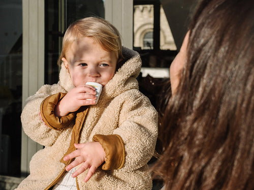 Un niño se aplica de forma fácil en los labios el bálsamo nutritivo en stick de Mustela - Mustela España - 5