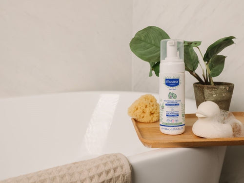 Bote de champú mousse de Mustela en la bañera de un baño familiar. - Mustela España - 6