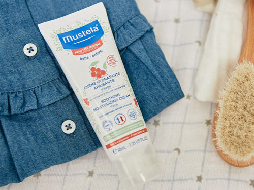 Bote de crema hidratante facial confort de Mustela junto con los enseres de viaje del bebé, formato ideal para llevar siempre encima.  - Mustela España - 6