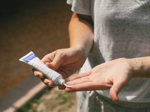 El envase de la crema Cicastela para piel irritada del bebé tiene un dosificador para aplicar la cantidad justa en el dedo. - Mustela España - 5