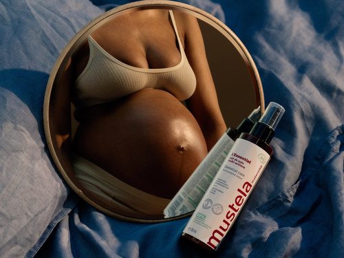 Mujer embarazada que usa el cuidado esencial Mustela. - Mustela España - 5
