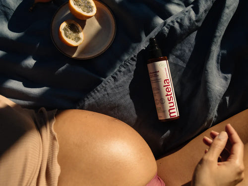 Essential care con mujer embarazada acostada. - Mustela España - 6