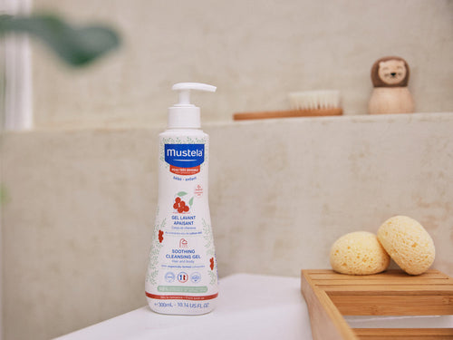 Bote de gel de baño confort de Mustela al lado de una bañera, apto para toda la familia con piel sensible o no. - Mustela España - 6