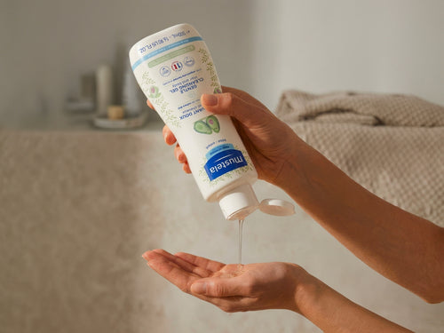El gel de ducha suave mustela con dosificador en capsula aplica la cantidad adecuada para la piel de tu bebe - Mustela España - 3