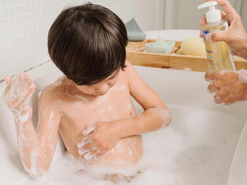 Un niño está tomando su baño con el aceite de ducha Stelatopia Mustela, que hace espuma - Mustela España - 5