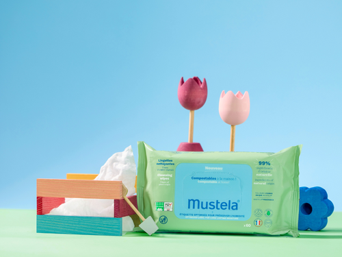 Toallitas compostables de Mustela junto con un cubo, una pala y unos tulipanes en formato miniatura y de colores. - Mustela España - 2