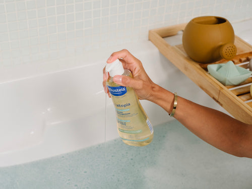 El aceite de baño y ducha Mustela Stelatopia para pieles atópicas también se puede añadir directamente en el baño - Mustela España - 6