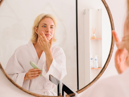 El bálsamo universal certificado BIO se puede usar para los adultos. Repara, nutre y protege las zonas secas.  - Mustela España - 7