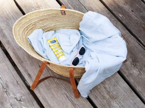 cesta con una toalla, un tubo de crema solar 100ml y unas gafas de sol - Mustela España - 7