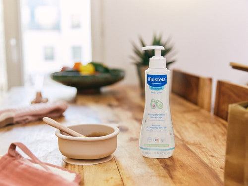 Mesa familiar con un bote de agua micelar de bebé Mustela para limpiar cara, cuerpo y zona del pañal - Mustela España - 5