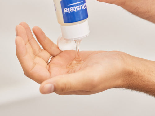 El bote de champú suave de Mustela tiene un dispensador fácil para aplicar el gel en la mano en la cantidad justa. - Mustela España - 6