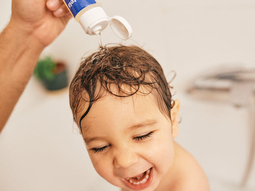 Padre lava el delicado cabello de su bebé con champú Mustela disfrutando de un agradable baño sin que pique en los ojos. - Mustela España - 7