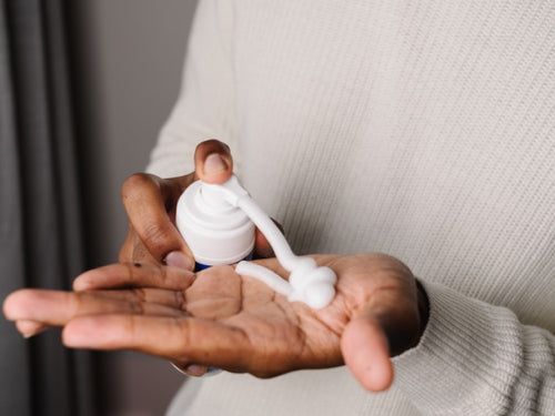 Padre aplicando champú mousse de Mustela en su mano. - Mustela España - 5
