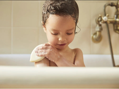 Una niña se ducha con el champú sólido cabello y cuerpo que es fácil de utilizar. - Mustela España - 4