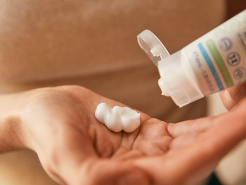 Bote de crema facial para bebé de Mustela con dosificador fácil para coger la cantidad justa en la mano  - Mustela España - 5