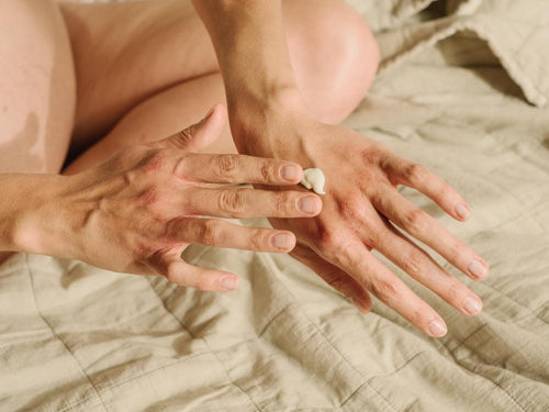 La textura de la crema Stelatopia+ es ideal para calmar las sensaciones de picor causadas por la dermatitis atopica. - Mustela España - 9
