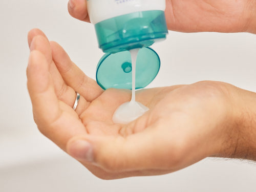 Madre utiliza el dosificador del bote de gel de baño Stelatopia para aplicar la cantidad justa de producto para dermatitis atópica en sus hijos. - Mustela España - 9