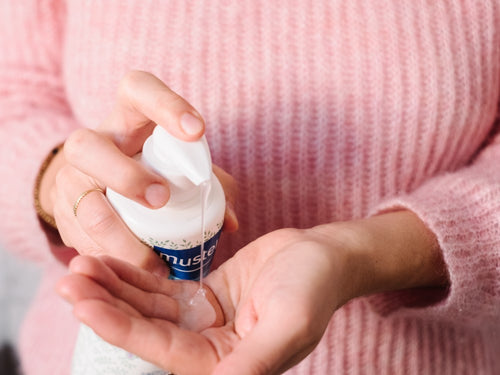 El gel de ducha suave mustela con dosificador aplica la cantidad adecuada para la piel de tu bebe - Mustela España - 7