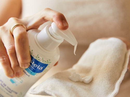 Madre aplica la leche limpiadora de Mustela en una toallita en la cantidad justa gracias a su dosificador - Mustela España - 5