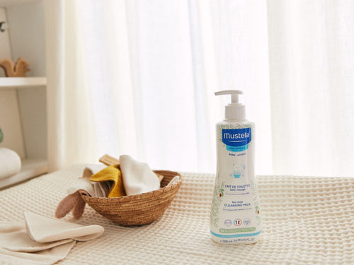 Bote de leche limpiadora de Mustela de 500ml en el baño familiar - Mustela España - 6