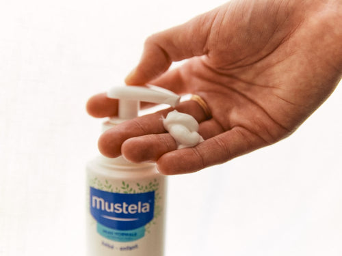 El aplicador de la loción corporal hidratante Mustela dosifica la cantidad justa en tu mano - Mustela España - 7