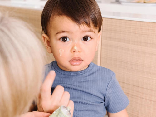 Una mamá aplica bálsamo universal con extracto de aguacate Mustela en la cara de su bebé - Mustela España - 6